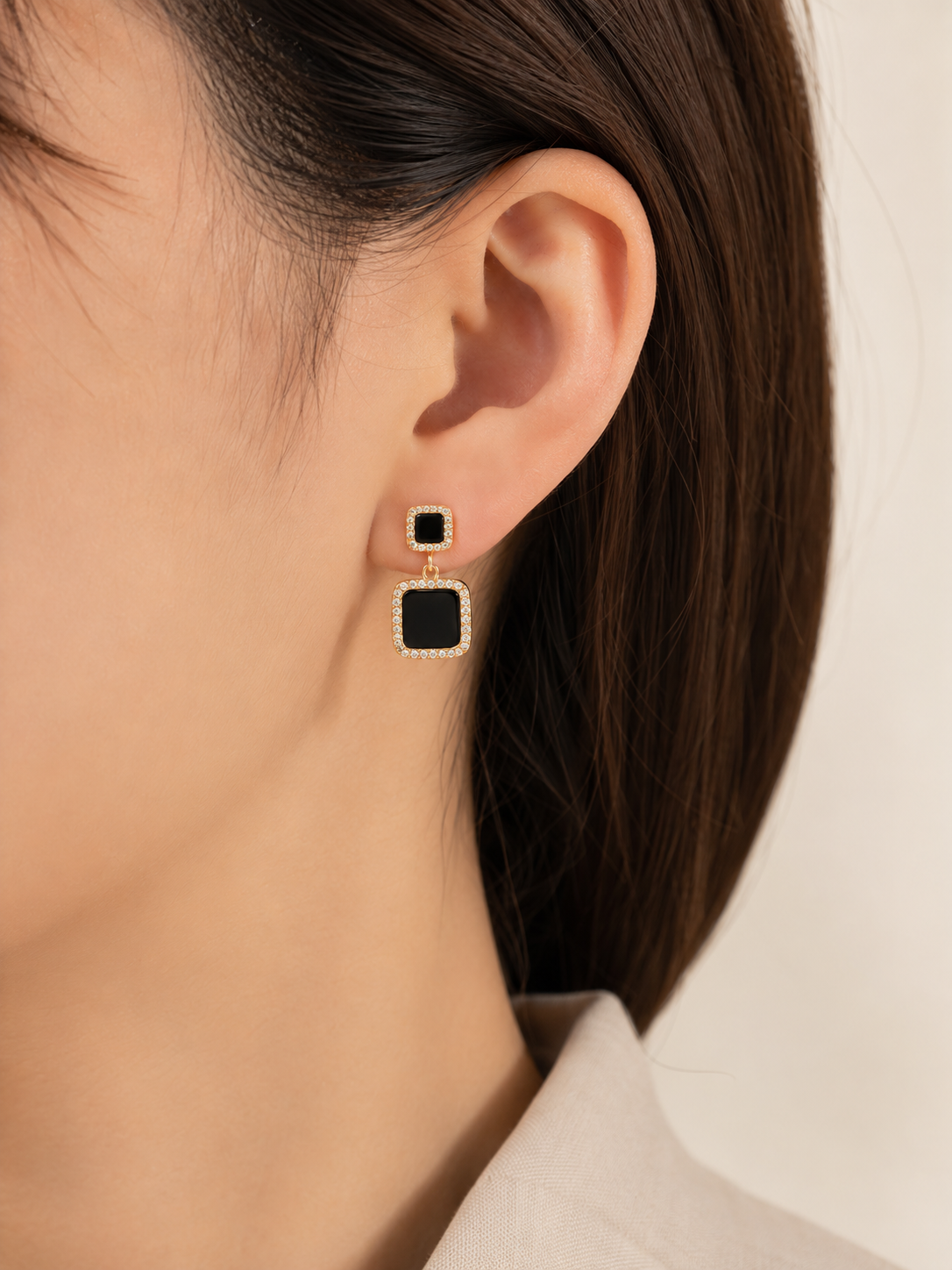 Boucles d’Oreilles Élégance Carrée Noire
