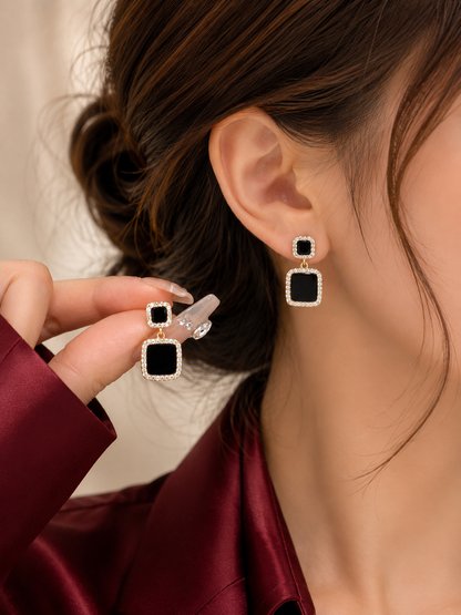 Boucles d’Oreilles Élégance Carrée Noire