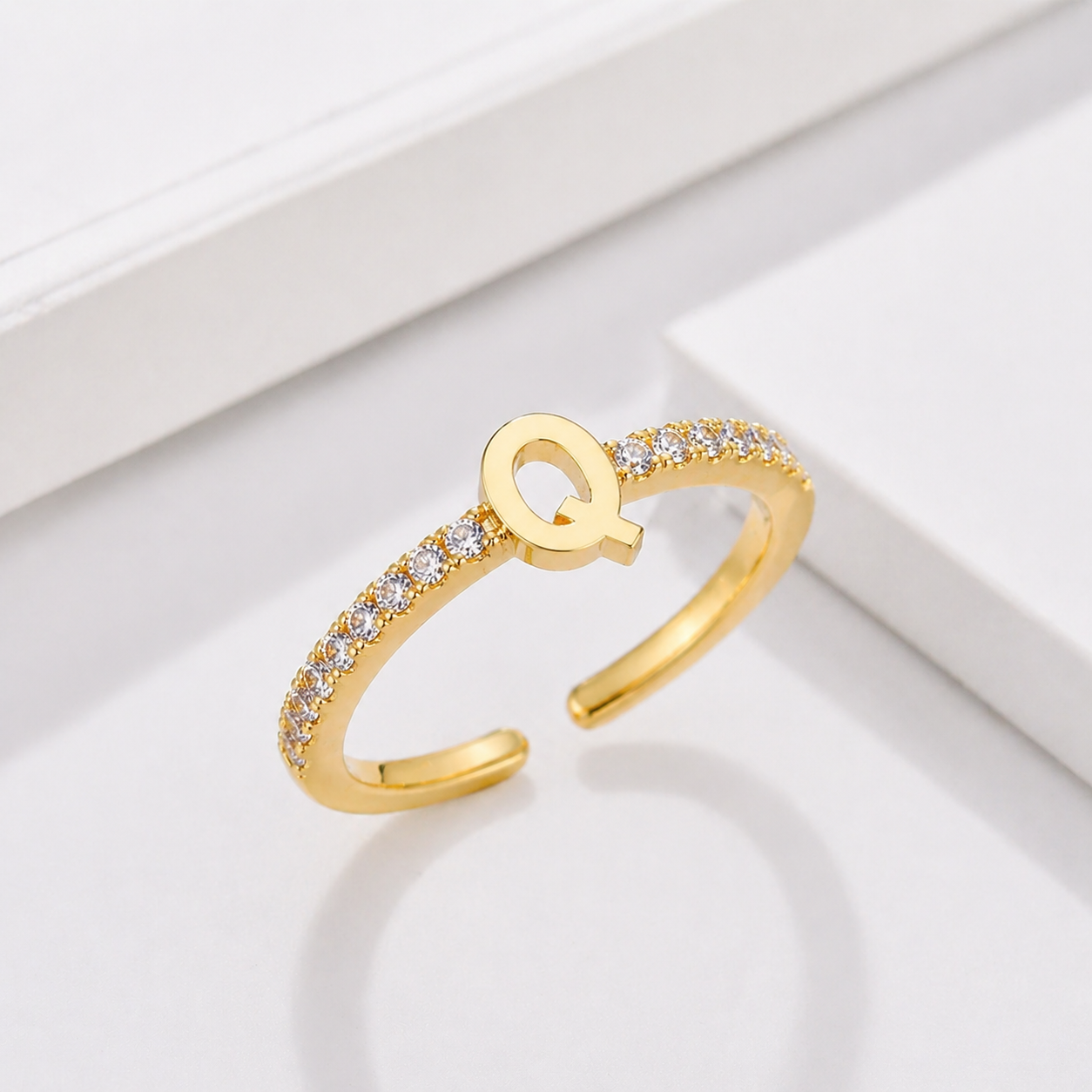 Bague Initiale Élégance Scintillante