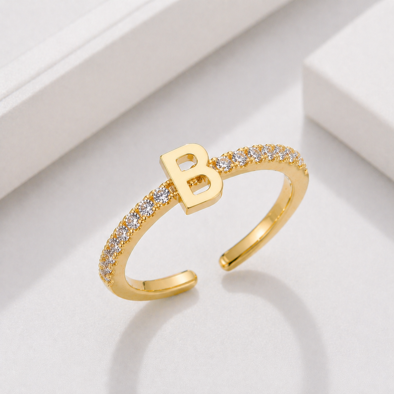 Bague Initiale Élégance Scintillante