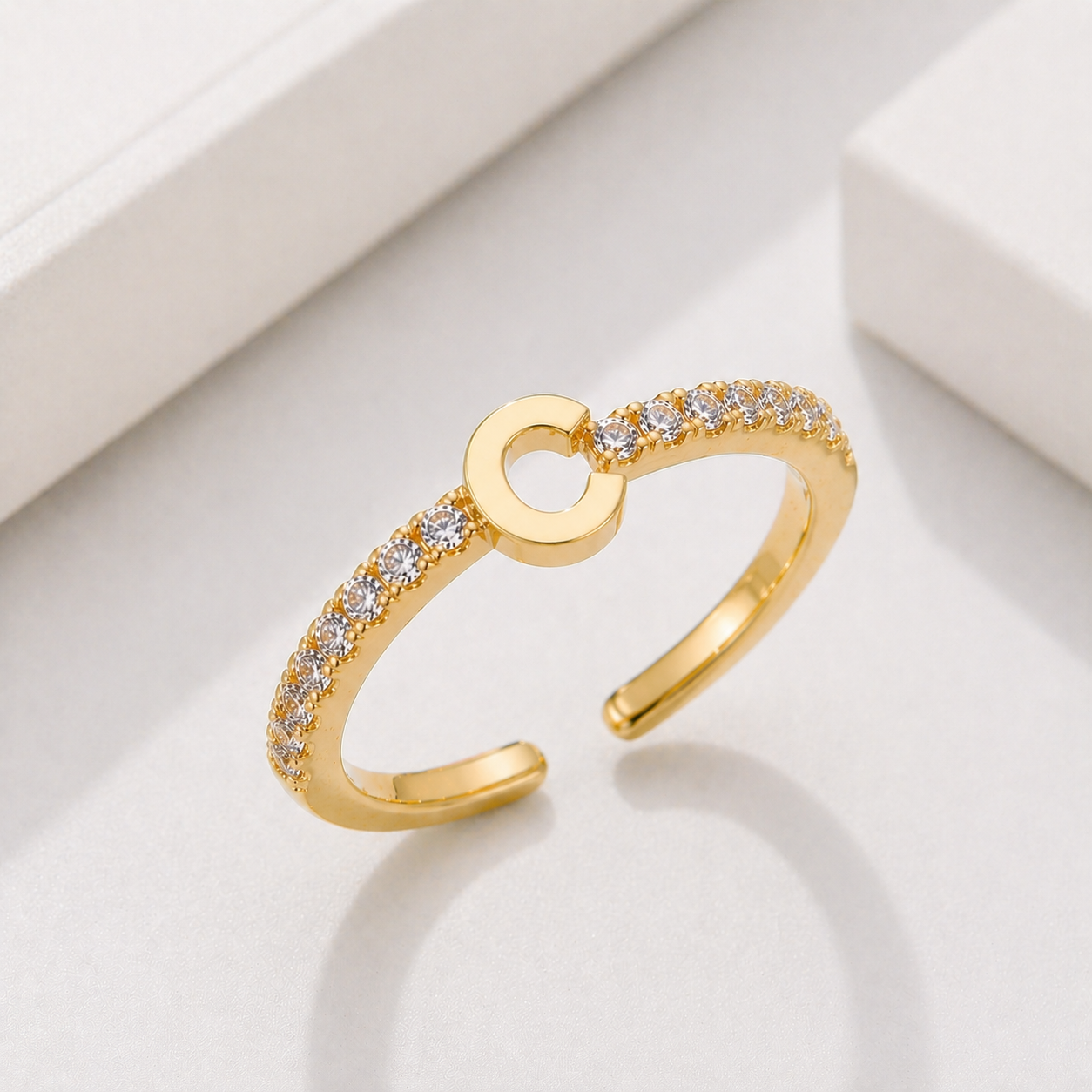 Bague Initiale Élégance Scintillante