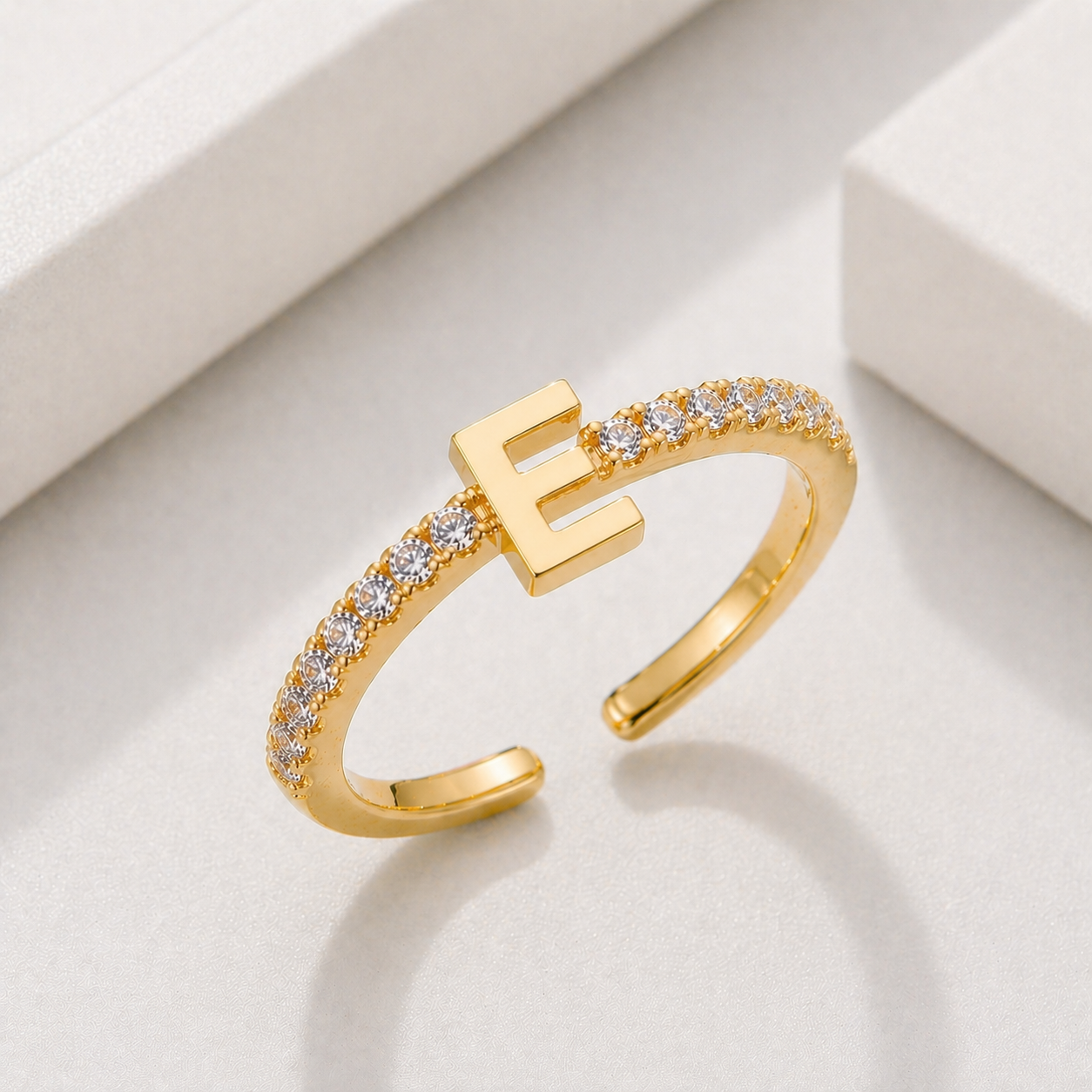 Bague Initiale Élégance Scintillante