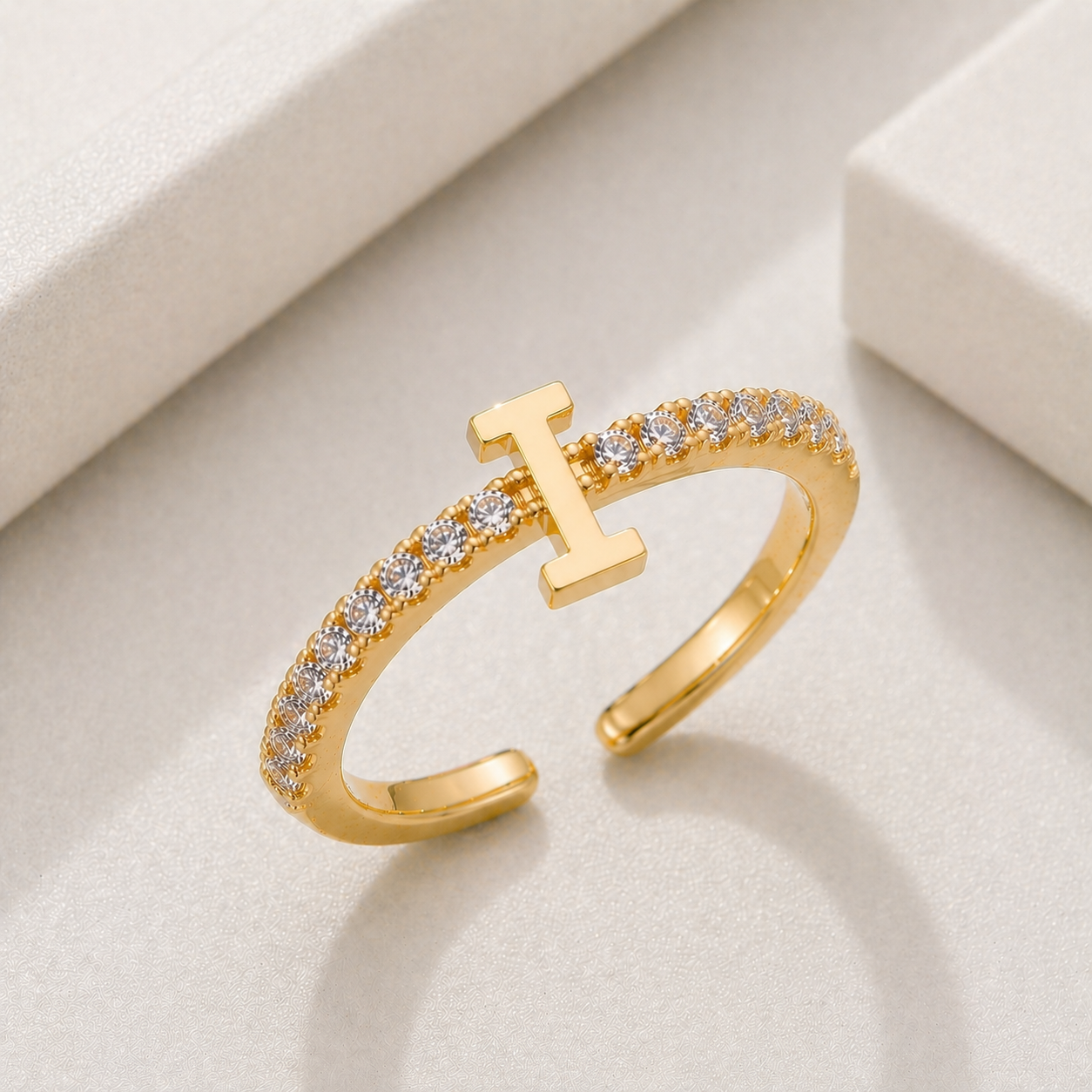 Bague Initiale Élégance Scintillante