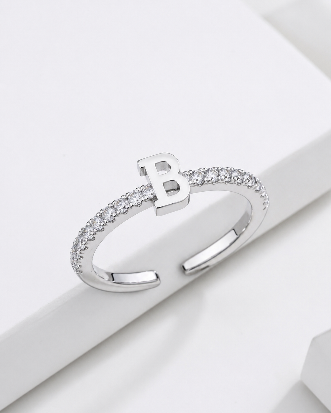 Bague Initiale Élégance Scintillante