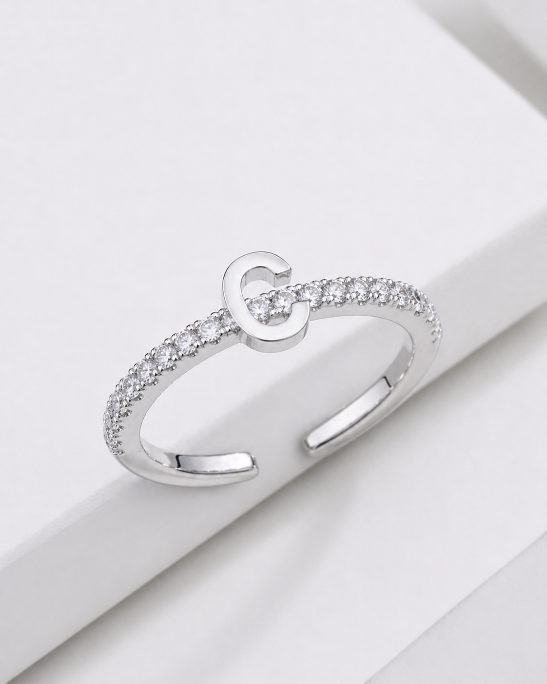 Bague Initiale Élégance Scintillante