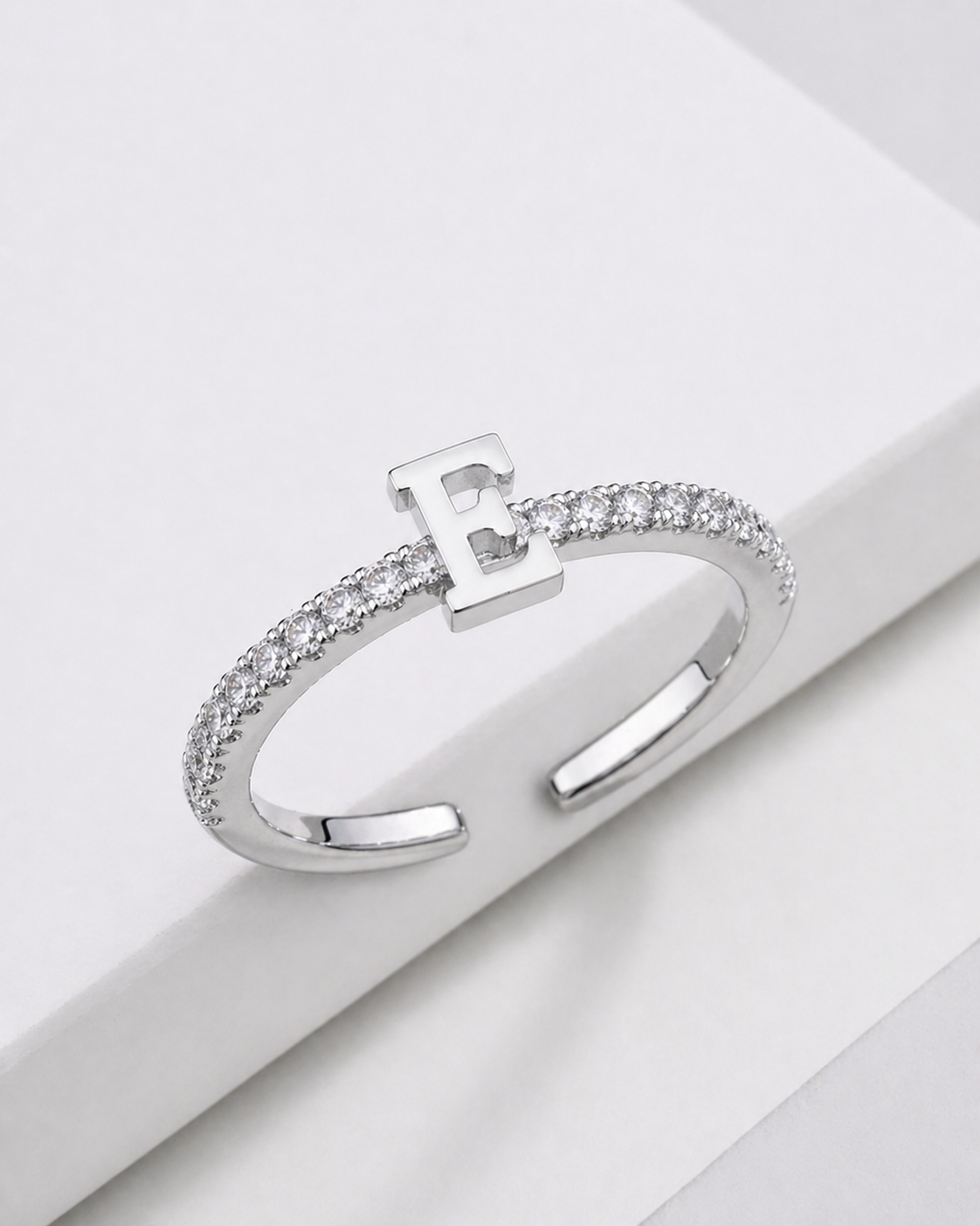 Bague Initiale Élégance Scintillante