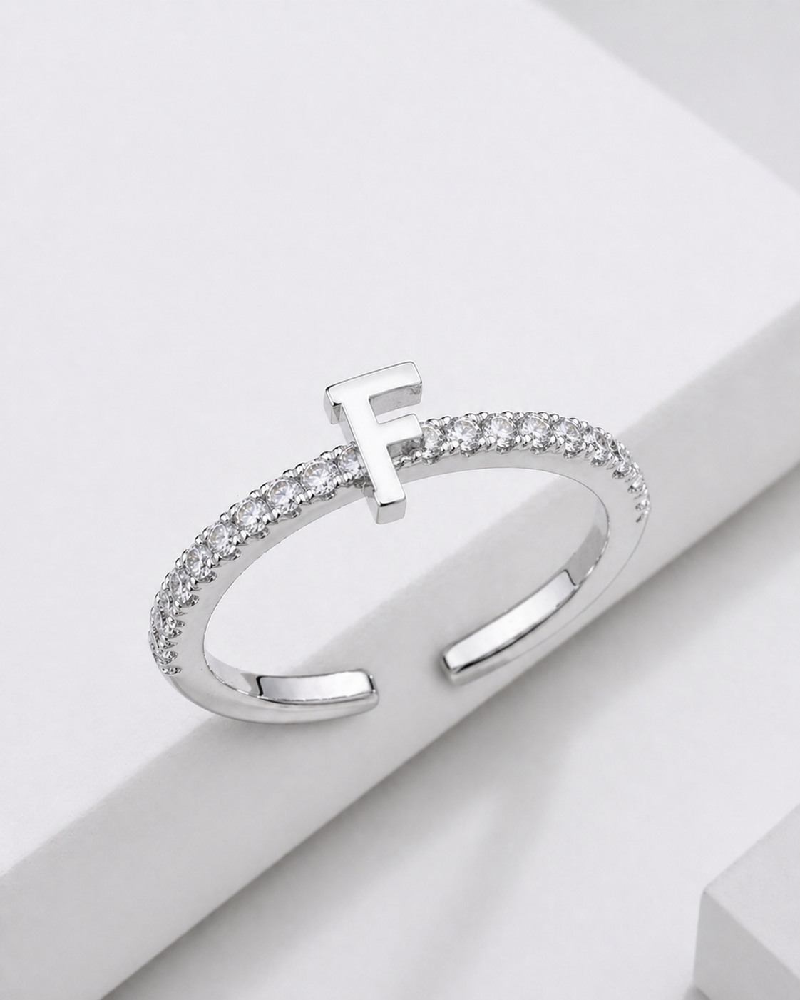 Bague Initiale Élégance Scintillante