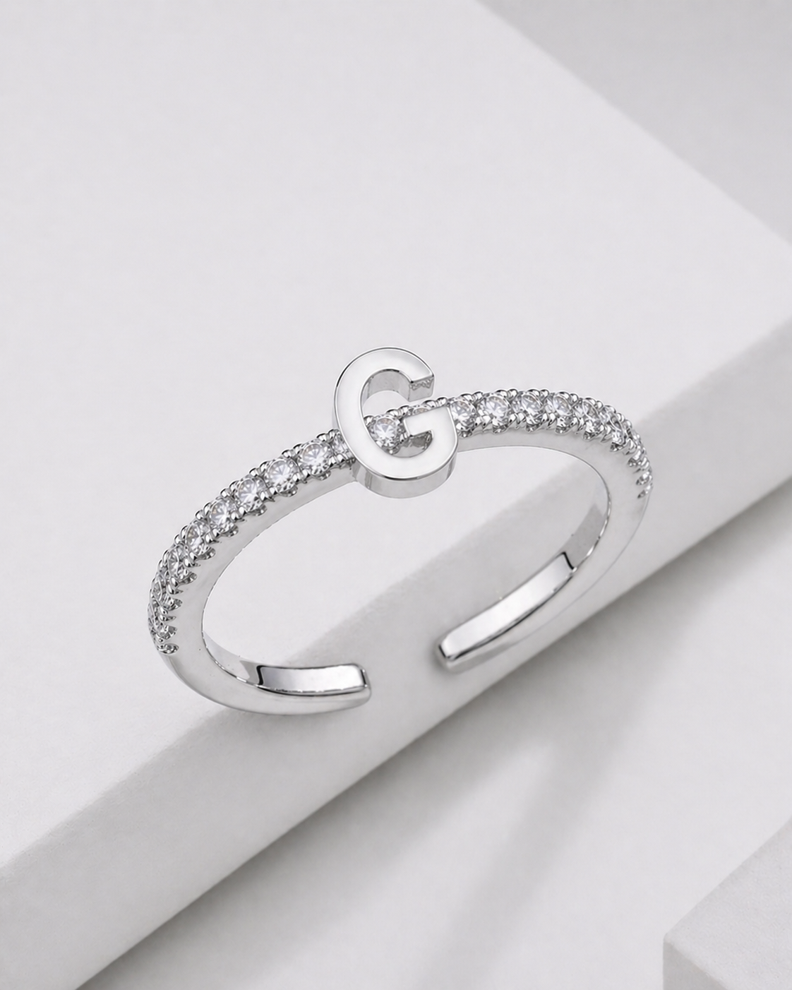 Bague Initiale Élégance Scintillante