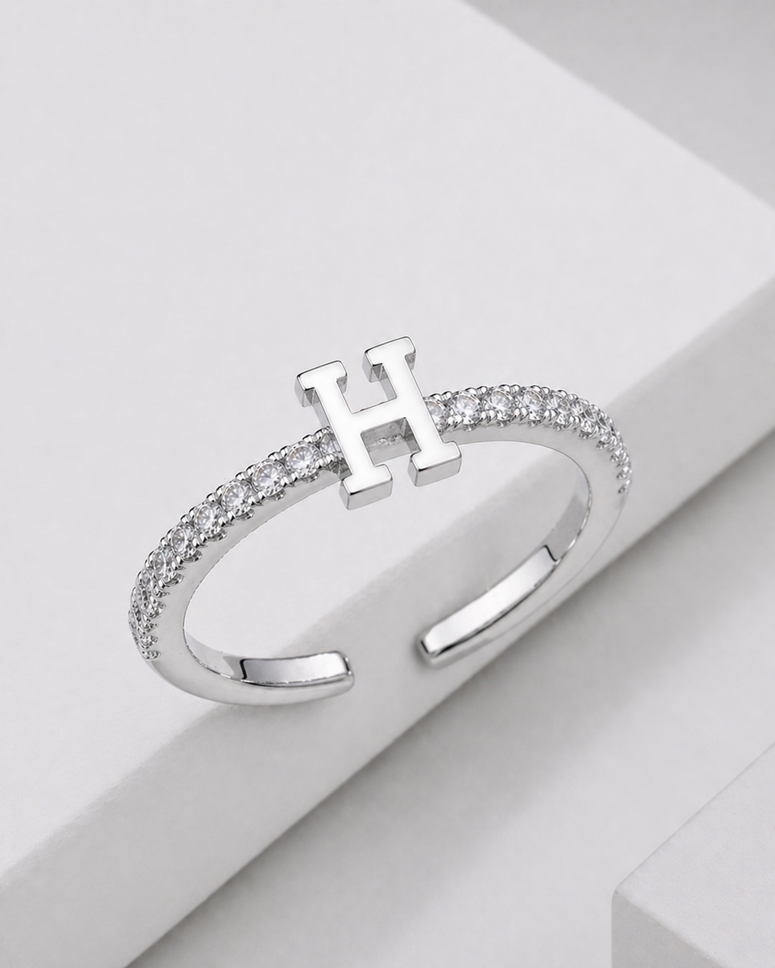 Bague Initiale Élégance Scintillante