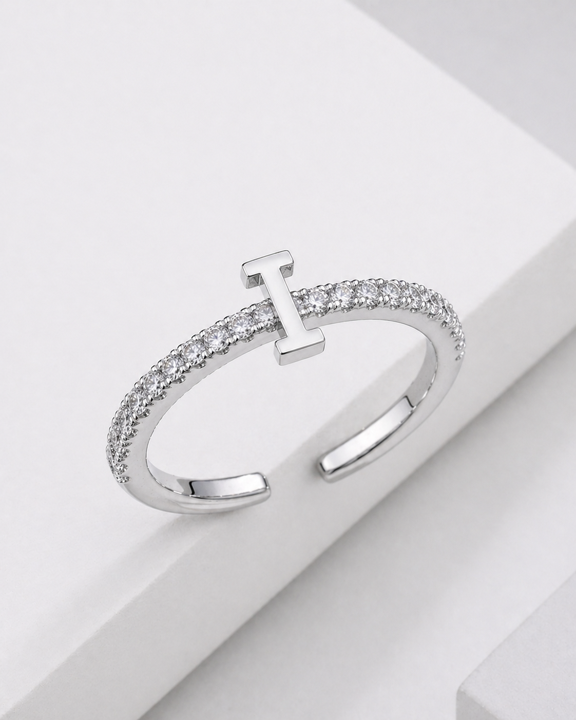 Bague Initiale Élégance Scintillante