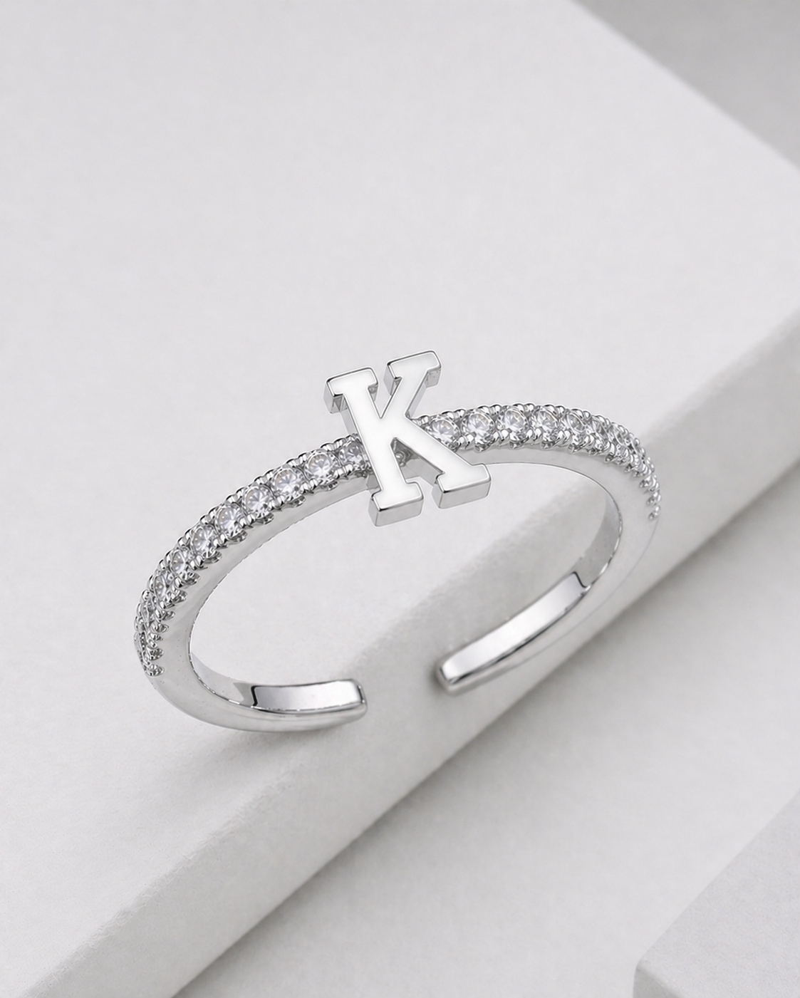 Bague Initiale Élégance Scintillante