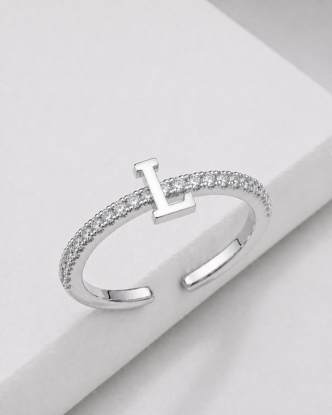 Bague Initiale Élégance Scintillante