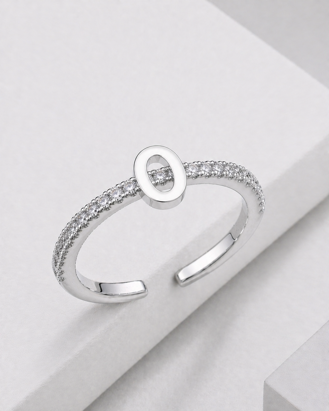 Bague Initiale Élégance Scintillante