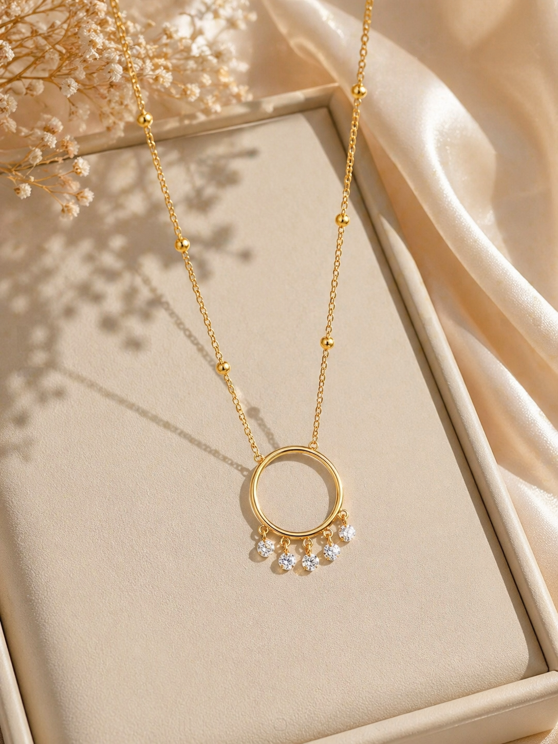 Collier Doré Zircon – Élégance Géométrique