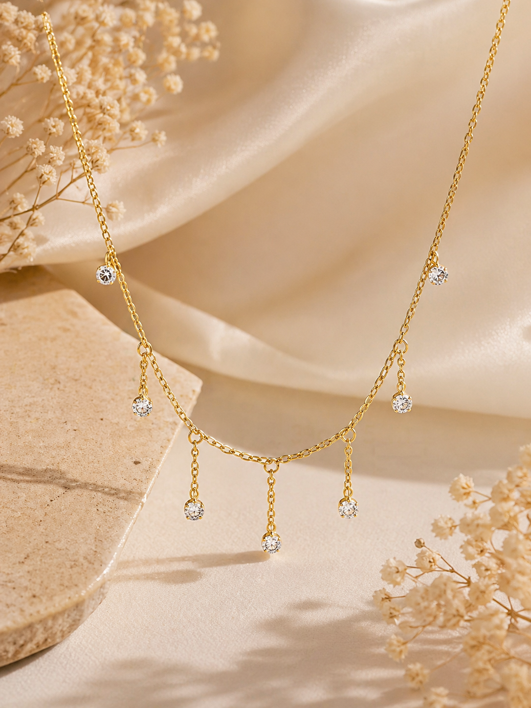 Collier Doré Zircon – Élégance Géométrique