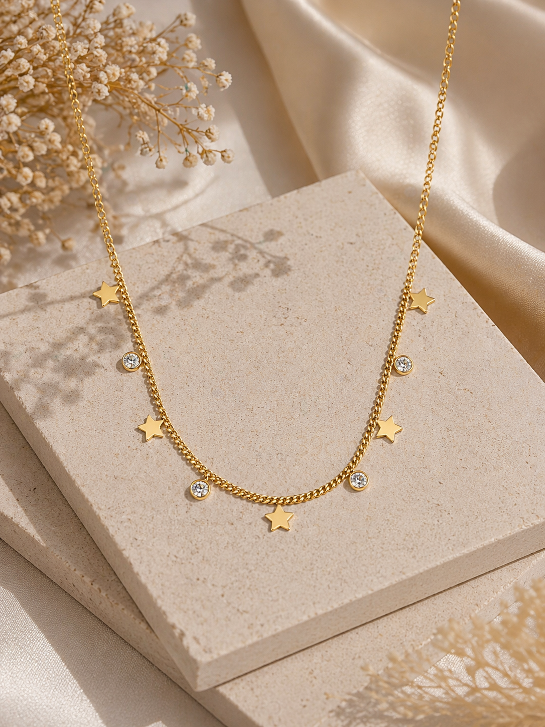 Collier Doré Zircon – Élégance Géométrique