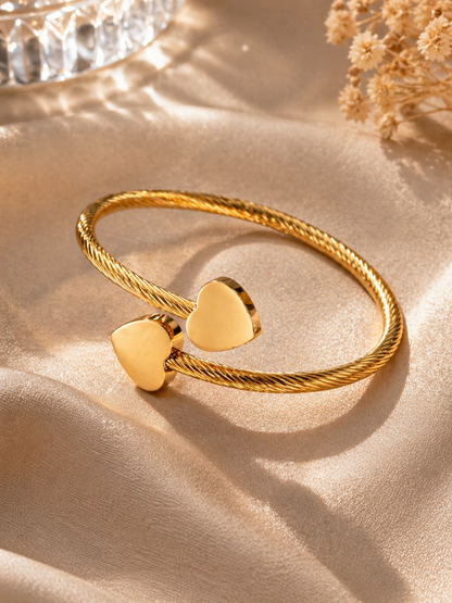 Bracelet Breloque Cœur Doré en Acier Inoxydable – Élégance Féminine