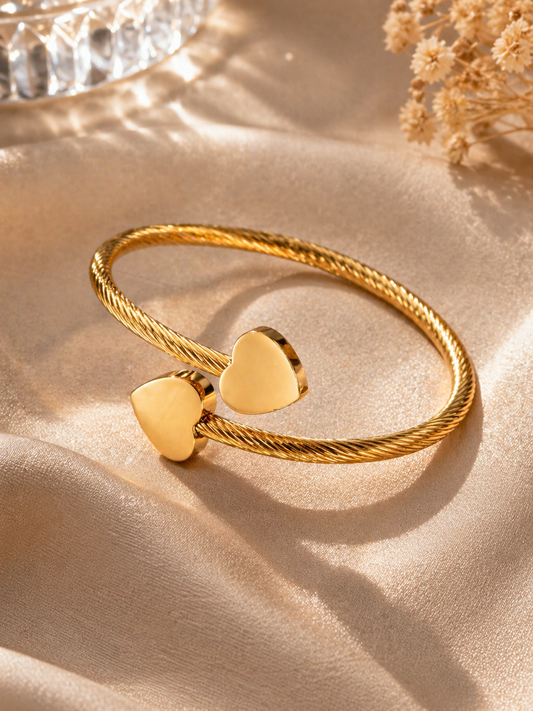 Bracelet Breloque Cœur Doré en Acier Inoxydable – Élégance Féminine