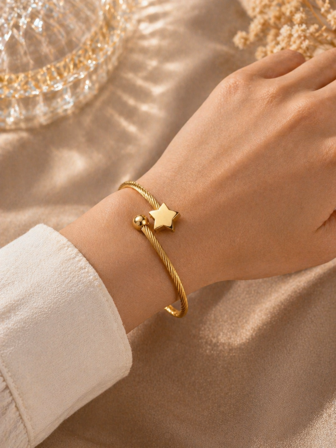 Bracelet Breloque Cœur Doré en Acier Inoxydable – Élégance Féminine