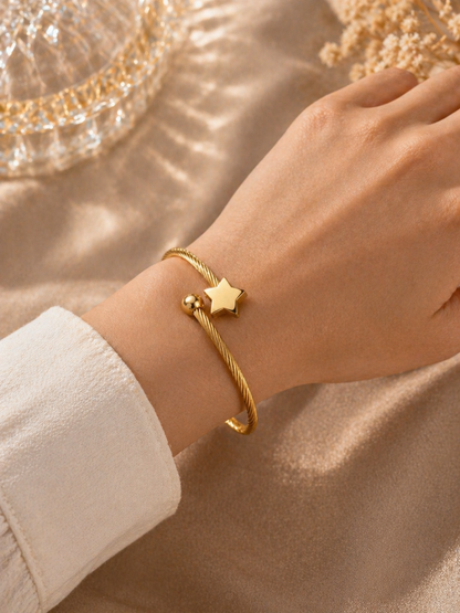 Bracelet Breloque Cœur Doré en Acier Inoxydable – Élégance Féminine