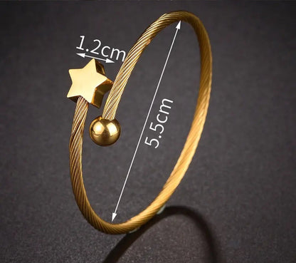 Bracelet Breloque Cœur Doré en Acier Inoxydable – Élégance Féminine