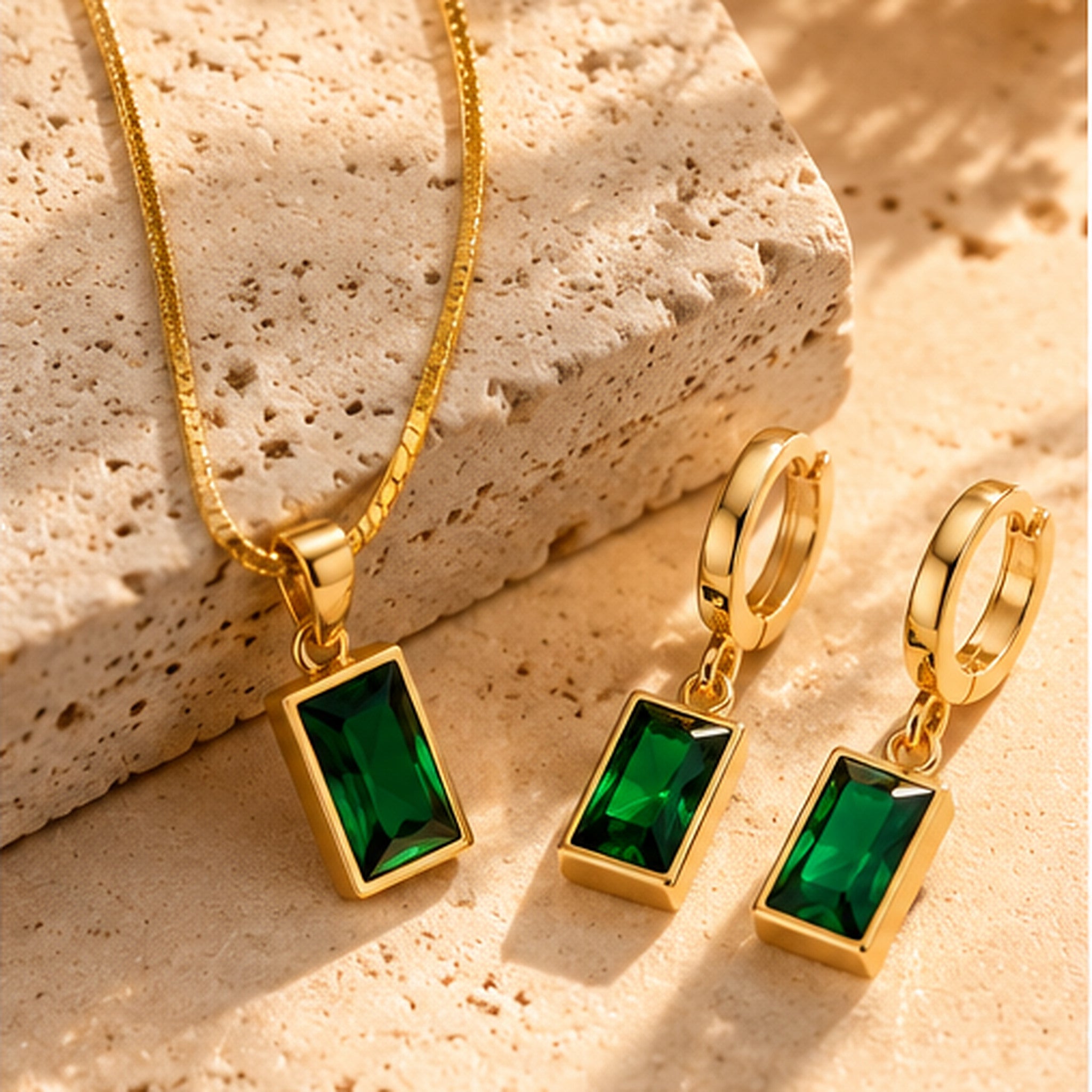 Parure Dorée Vert Émeraude – Collier et Boucles d’Oreilles Élégantes