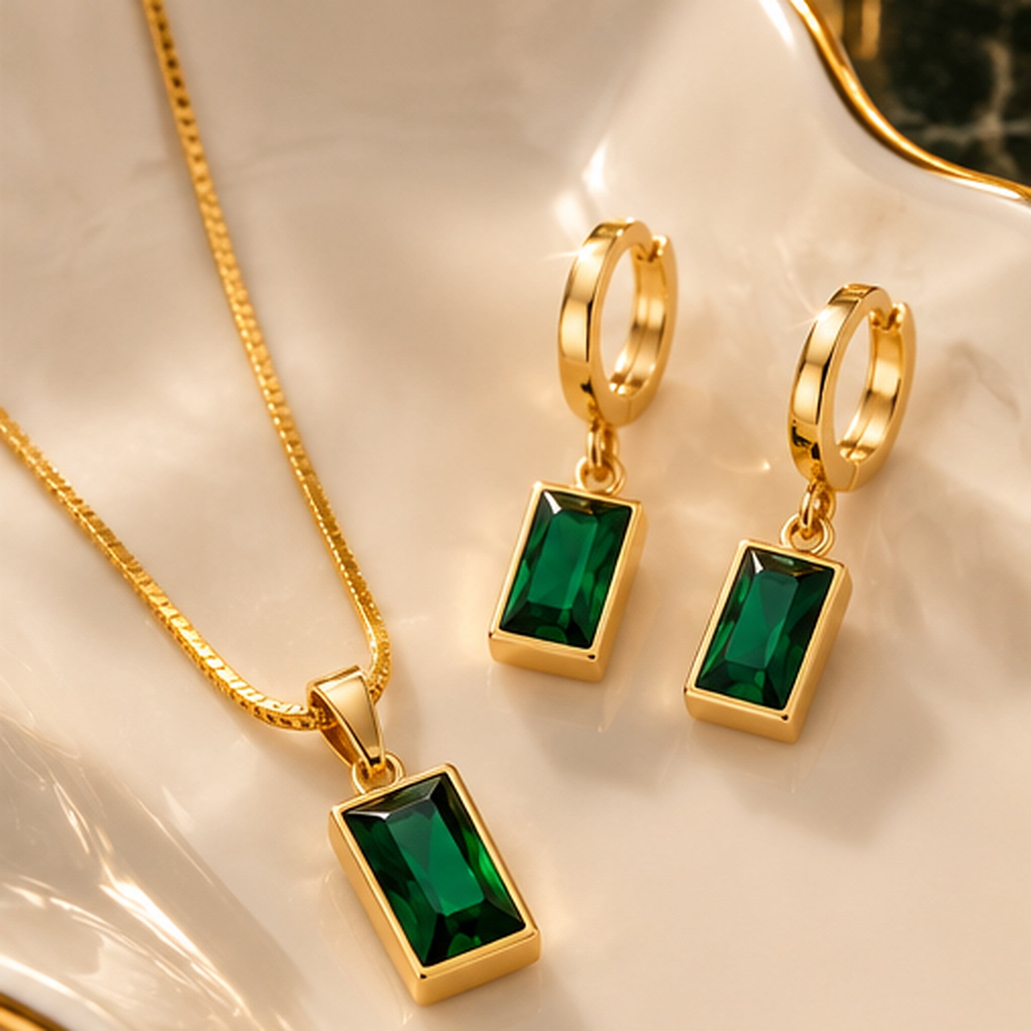 Parure Dorée Vert Émeraude – Collier et Boucles d’Oreilles Élégantes