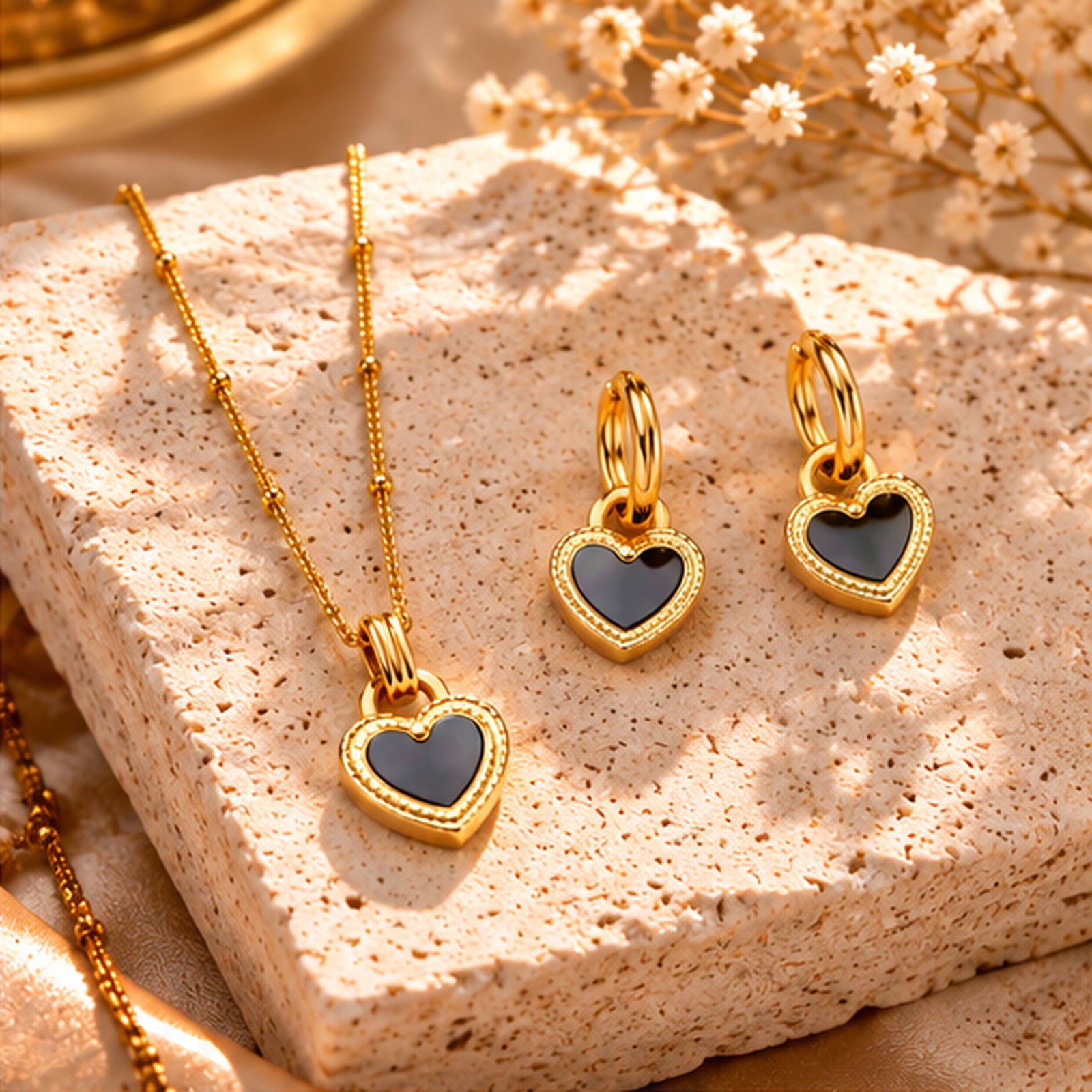 Parure Cœur Doré et Noir – Collier et Boucles d’Oreilles Élégants Femme