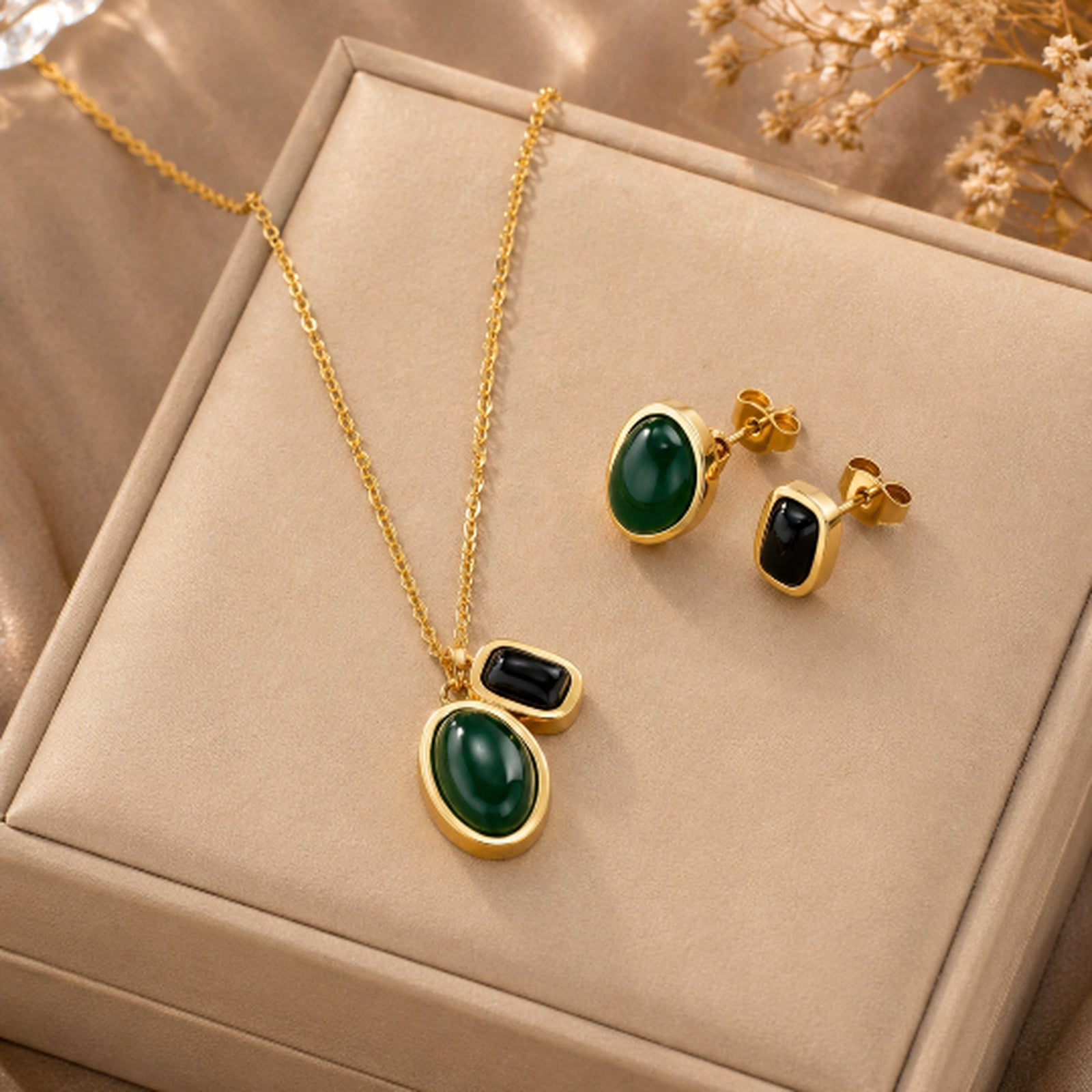 Parure Dorée Vert & Noir – Collier et Boucles d’Oreilles Élégantes