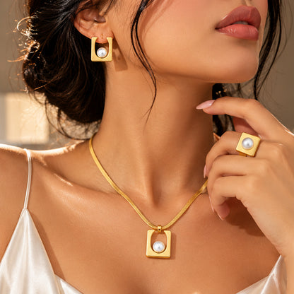 Parure Dorée à Perles Blanches – Collier, Boucles d’Oreilles et Bague Élégants