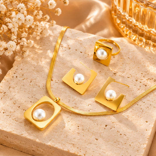 Parure Dorée à Perles Blanches – Collier, Boucles d’Oreilles et Bague Élégants