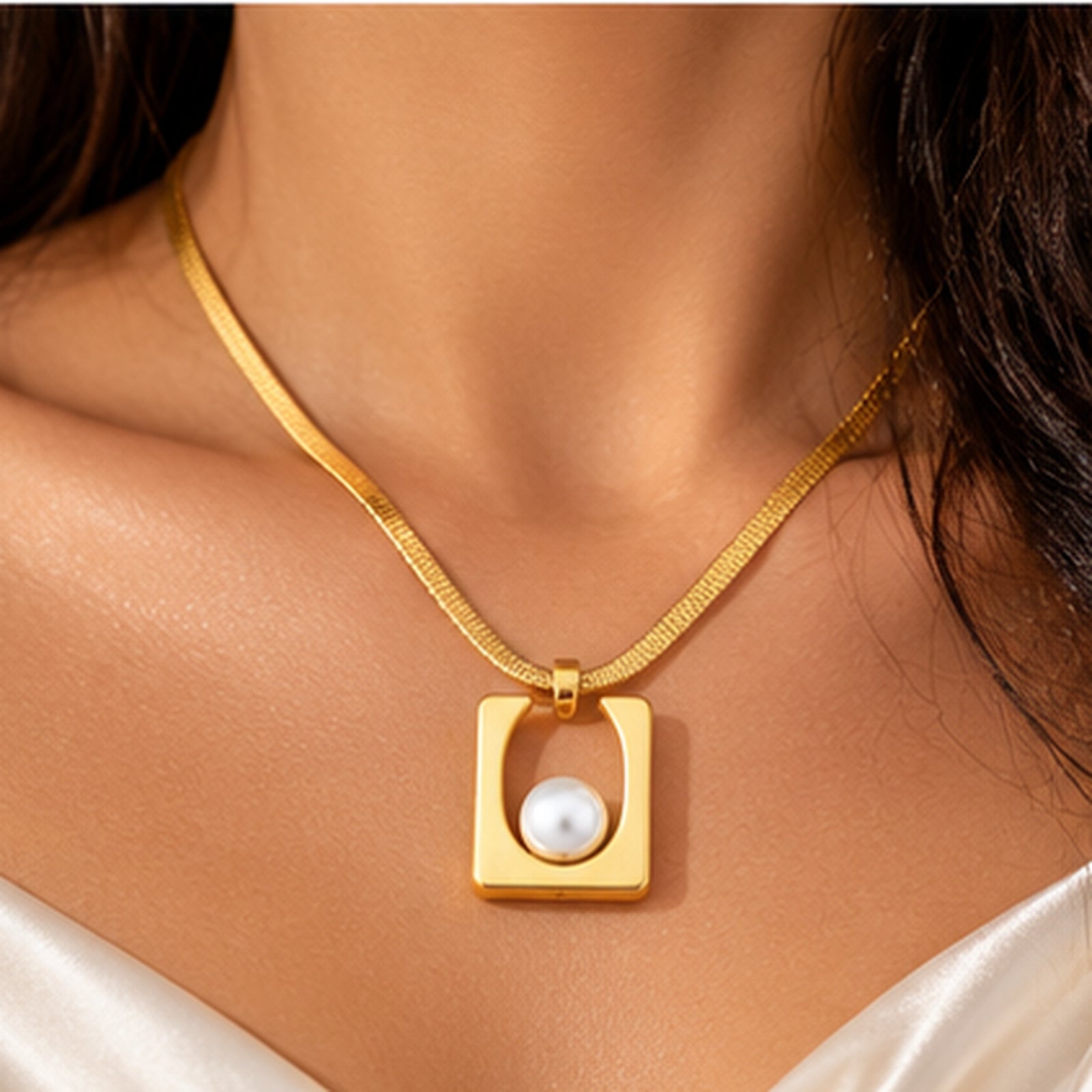 Parure Dorée à Perles Blanches – Collier, Boucles d’Oreilles et Bague Élégants
