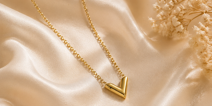 Parure V Dorée Élégance – Collier, Bracelet & Boucles d’Oreilles