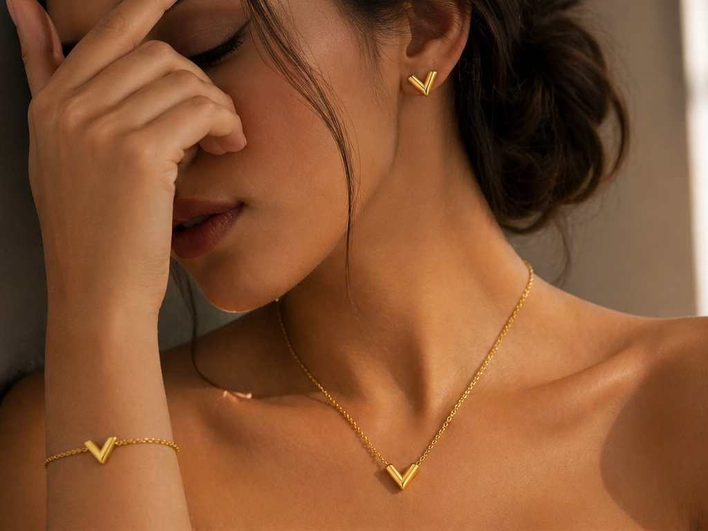 Parure V Dorée Élégance – Collier, Bracelet & Boucles d’Oreilles